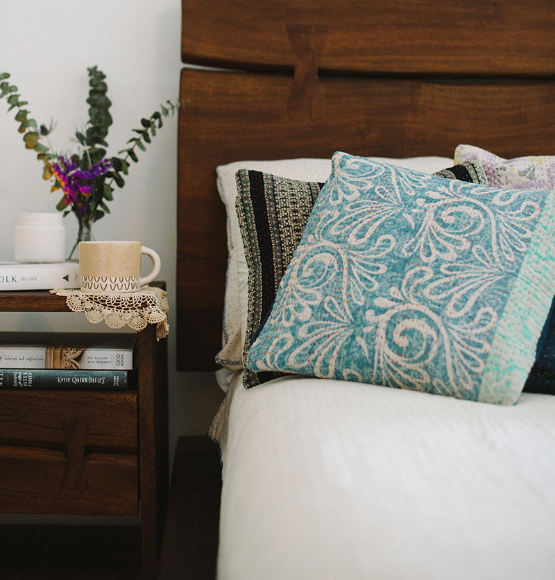 kantha-pillow-cover-styled-5_14e7c2e0-aea2-4fb6-97da-27b4bf69ac0c_800px-cropped